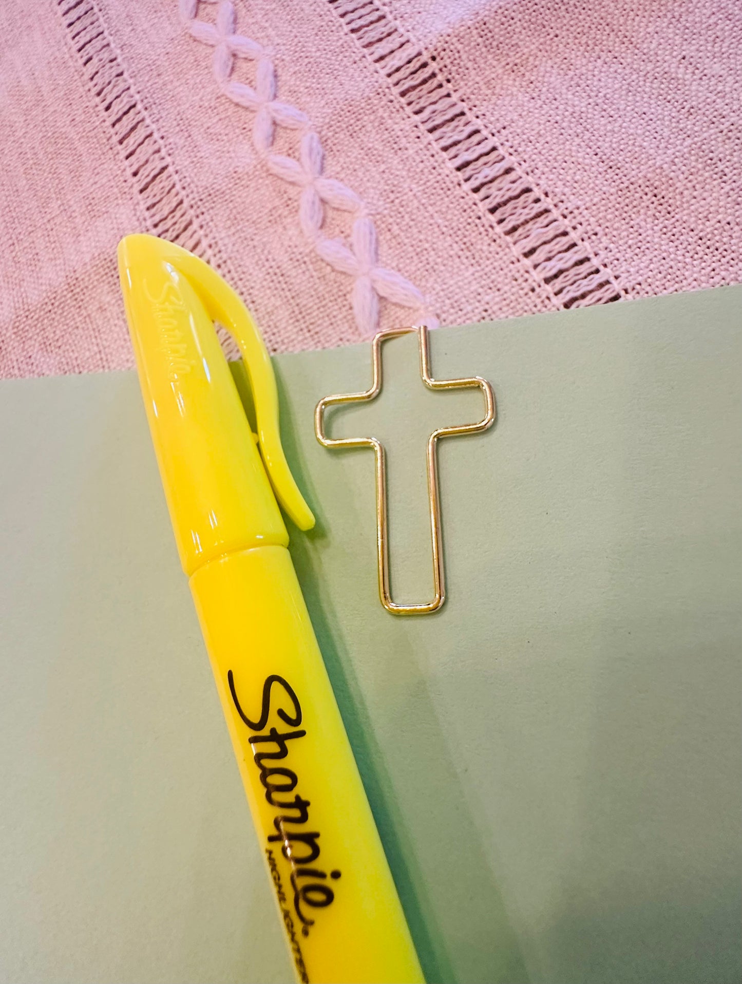 Cross Paperclip Small Gold